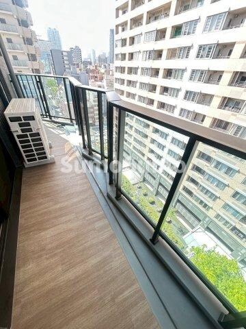 物件内観写真8　(開放的で明るい空間を演出してくれるバルコニーです)