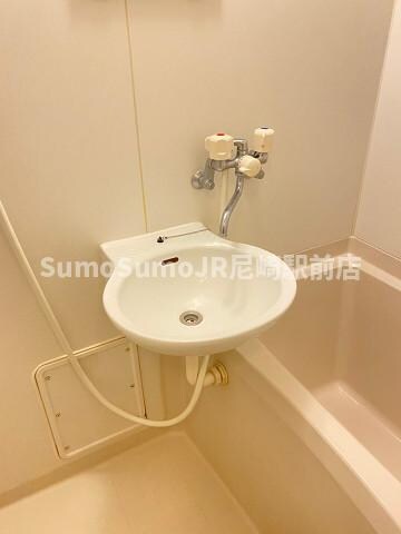 物件内観写真9　(明るい洗面所です)