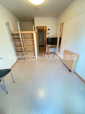 物件内観写真16　(こちらの居間で趣味の時間をお楽しみください)