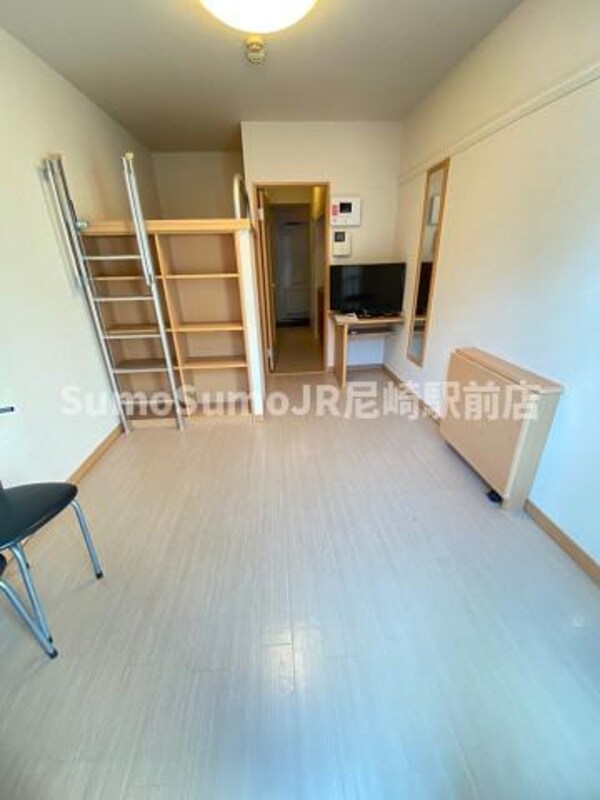 居室(こちらの居間で趣味の時間をお楽しみください)