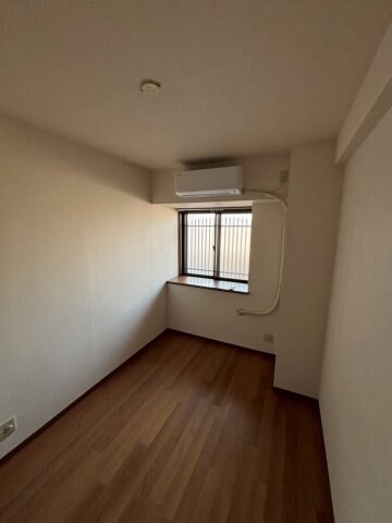 物件内観写真7　(使い勝手のいい寝室です)