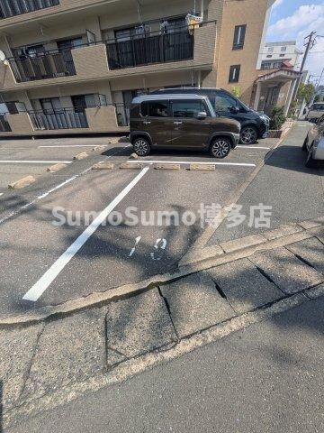 物件外観写真2　(車をお持ちの方に嬉しい駐車場付きの物件です)