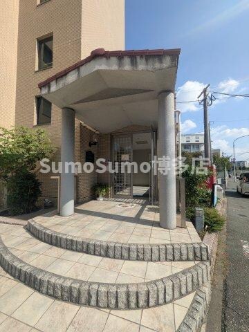 物件外観写真3　(清潔なエントランスです)