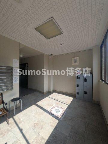 物件外観写真4　(落ち着いたロビーです)