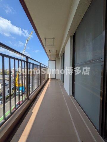 物件内観写真13　(バルコニーからの眺めを楽しみながら食事をしませんか)