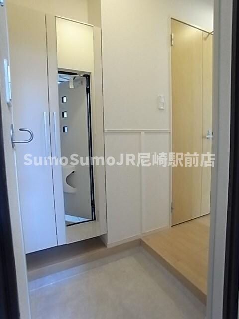 物件内観写真3　(シンプルで使いやすい玄関です)