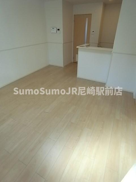 物件内観写真4　(ゆったりとした居間です)