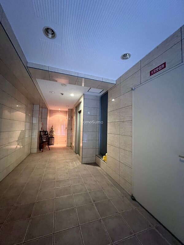 物件外観写真3　(ゆとりのあるロビーです)