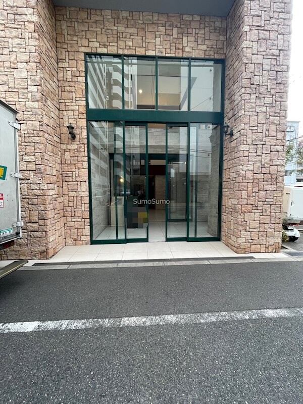 物件外観写真2　(ゆとりのあるエントランスです)