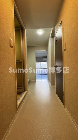 物件内観写真3　(きれいな玄関です)