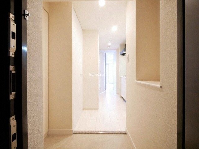 物件内観写真5　(ゆったりとした玄関です)