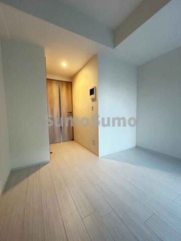 洋室(明るい色調の室内です)