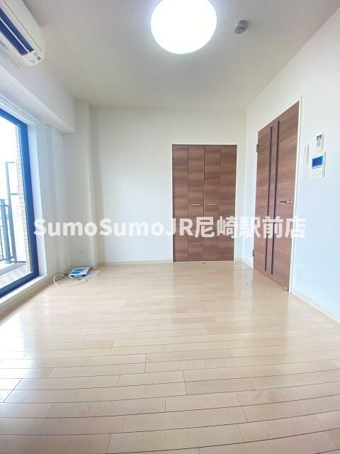 物件内観写真3　(ゆったりとした居間です)