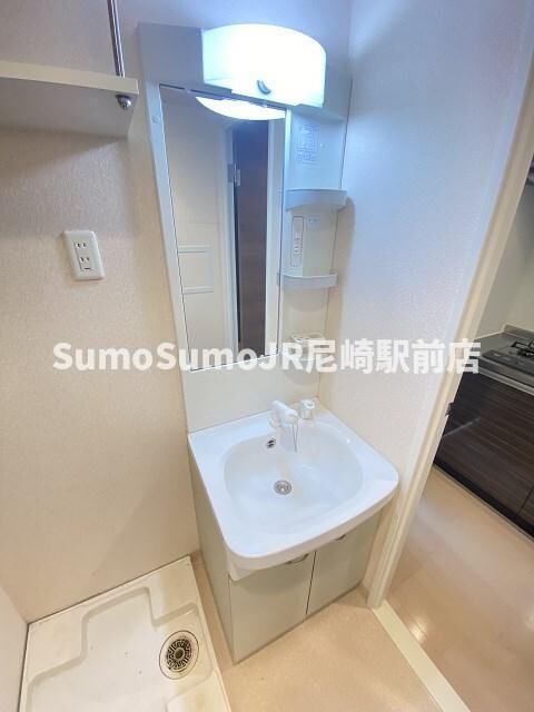 物件内観写真8　(独立洗面台、小物を置くことができて便利です)