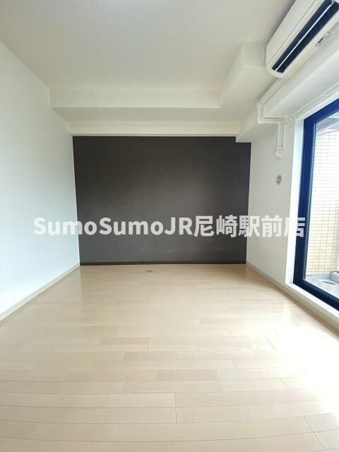 物件内観写真18　(広くて明るい寝室)