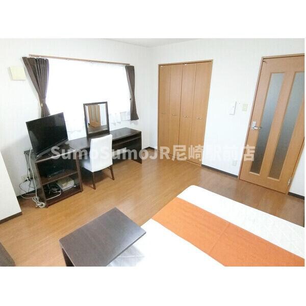 居室(こちらの居間で趣味の時間をお楽しみください)