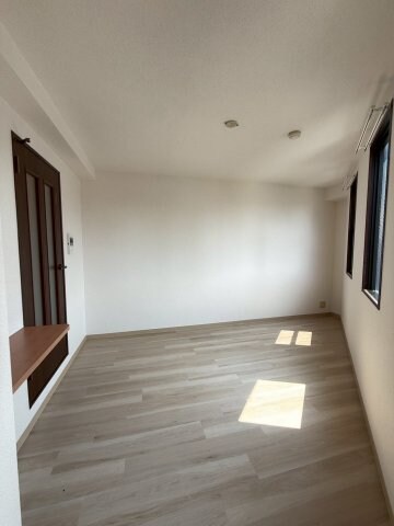 物件内観写真5　(おしゃれなリビングです)