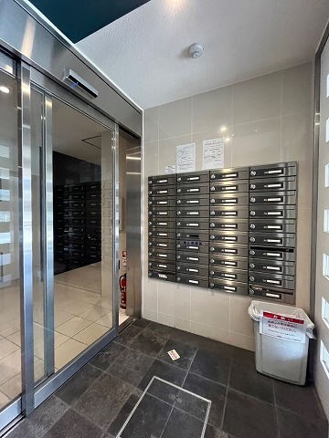 物件外観写真2　(落ち着いたエントランスです)