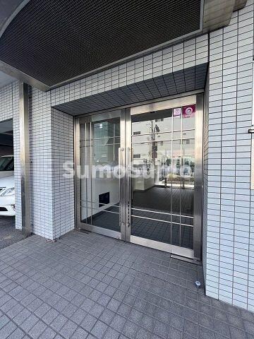 物件外観写真2　(落ち着いたエントランスです)
