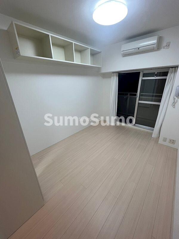 物件内観写真11　(開放的な寝室です)