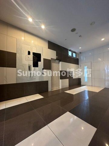 物件外観写真2　(落ち着いたロビーです)