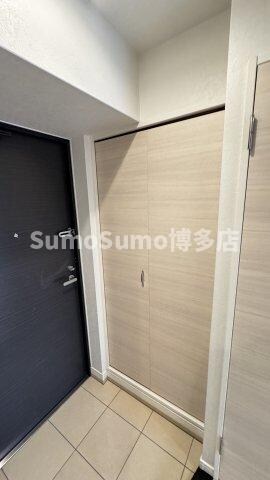 物件内観写真5　(ゆったりとした玄関です)