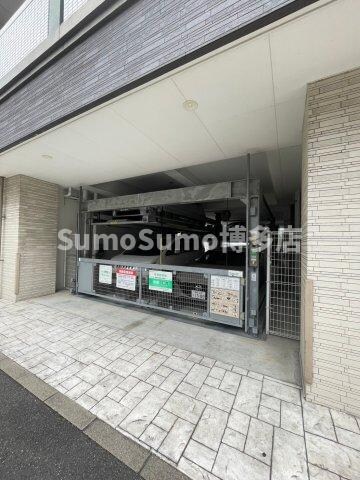 物件外観写真3　(車をお持ちの方に嬉しい駐車場付きの物件です)