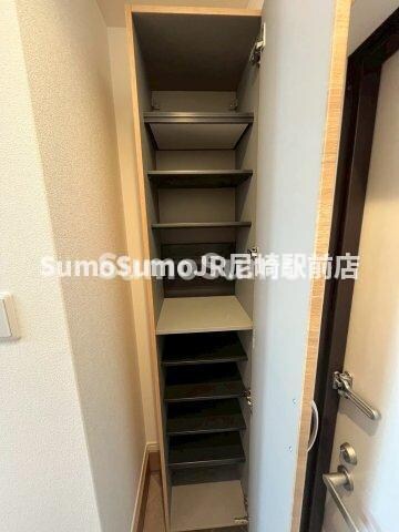 物件内観写真18　(小物を収納するのに便利です)