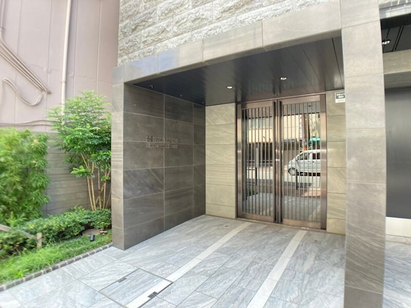 物件外観写真2　(清潔なエントランスです)