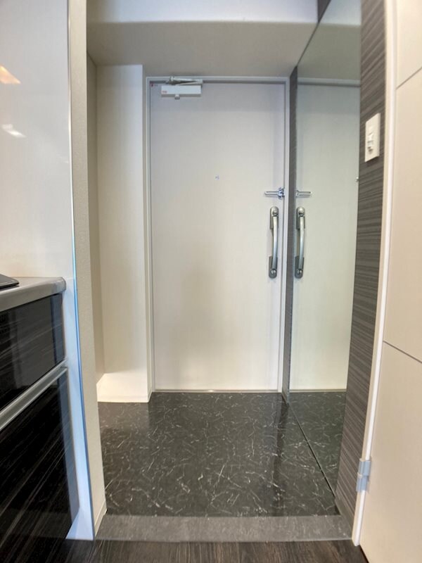 物件内観写真4　(収納もある玄関です)