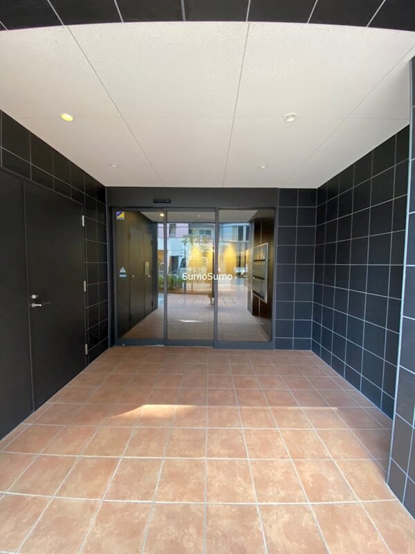 物件外観写真2　(ゆとりのあるエントランスです)