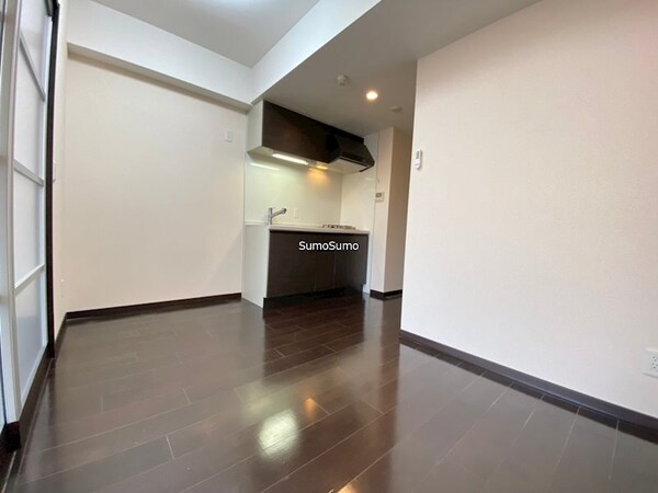 居室(こちらの居間で趣味の時間をお楽しみください)