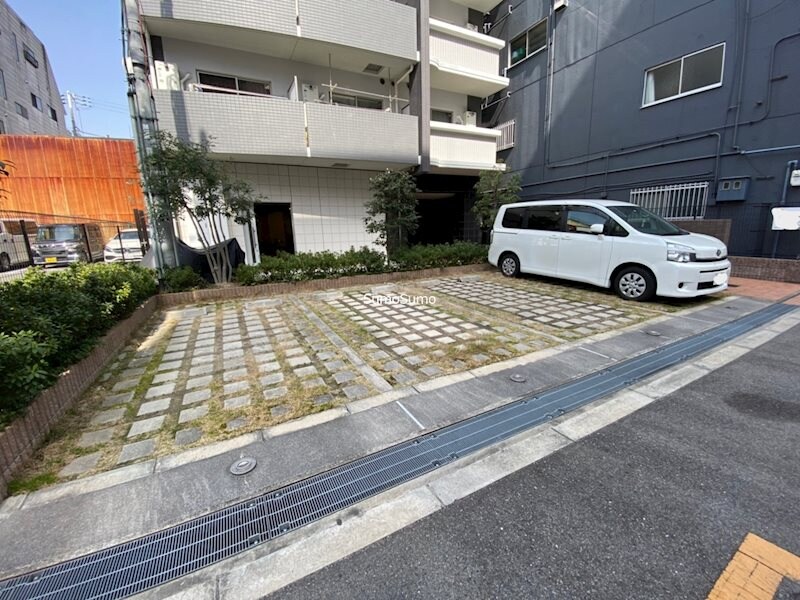 物件外観写真4　(駐車場があるので、車を買う予定の方も安心です)