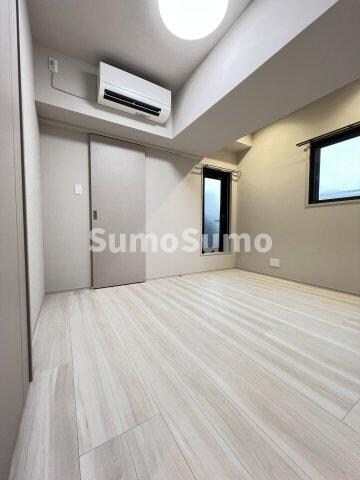 物件内観写真21　(落ち着いた色調の寝室です)