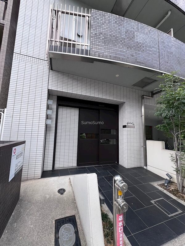 物件外観写真2　(落ち着いたエントランスです)