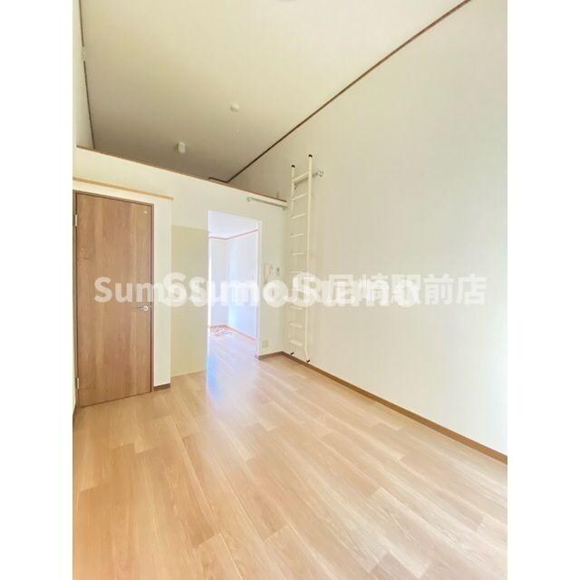 物件内観写真7　(落ち着いた色調の洋室です)