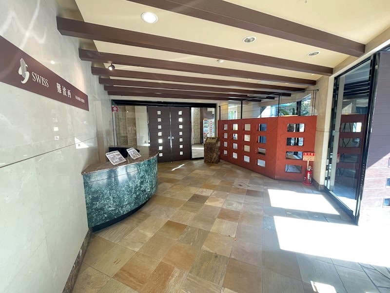 物件外観写真2　(清潔なエントランスです)