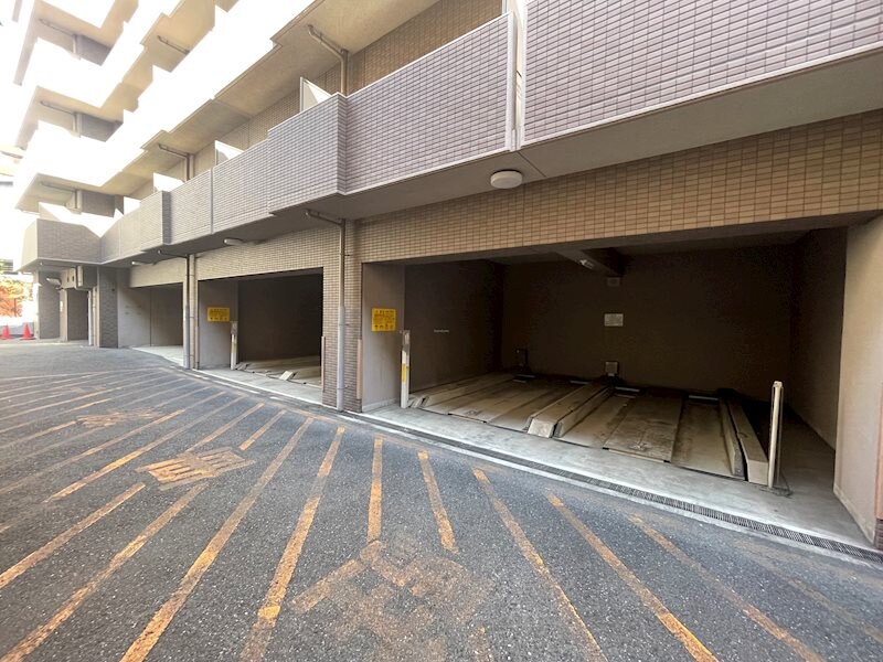 物件外観写真4　(駐車場があるので、車を買う予定の方も安心です)