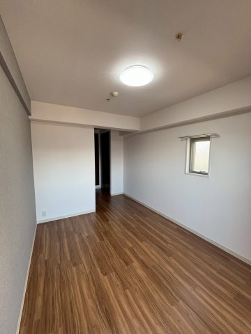 物件内観写真8　(広くて明るい寝室)