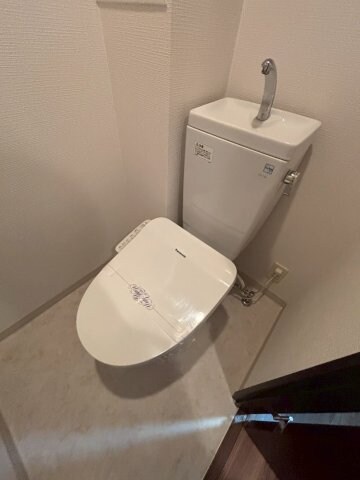 物件内観写真11　(ゆったりとした空間のトイレです)
