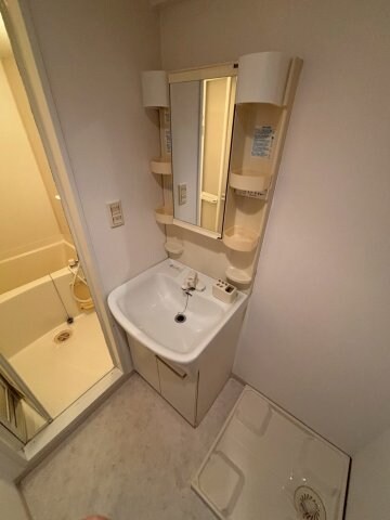 物件内観写真12　(広い洗面スペース)