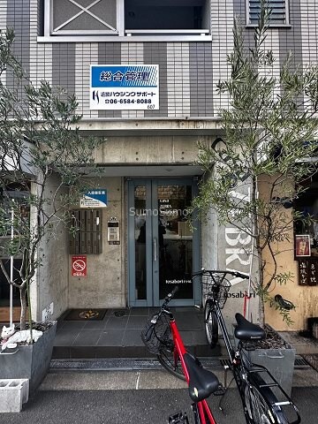 物件外観写真2　(落ち着いたエントランスです)