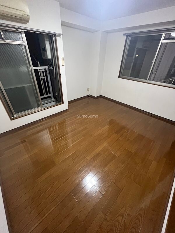 物件内観写真8　(落ち着いた色調の寝室です)