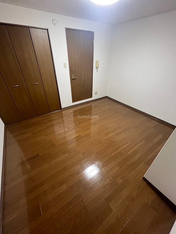 物件内観写真17　(こちらの居間で趣味の時間をお楽しみください)