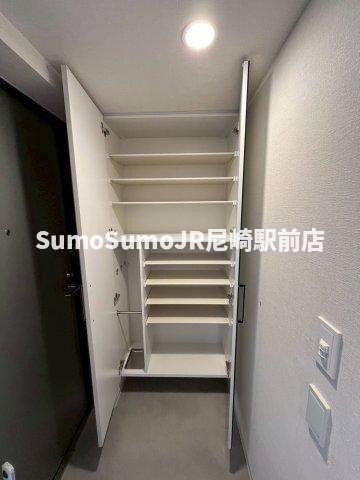 物件内観写真3　(大きなスペースがあり、収納には困りません)