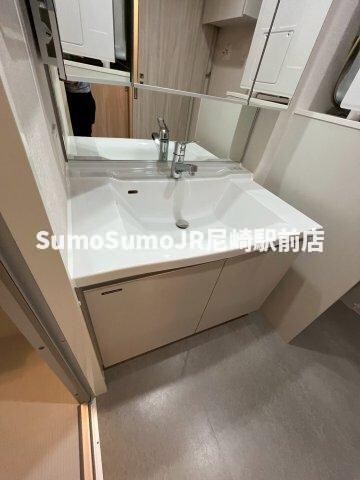 物件内観写真9　(独立洗面台、小物を置くことができて便利です)