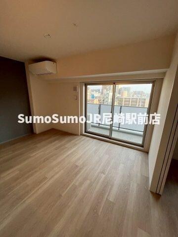 物件内観写真14　(こちらの居間で趣味の時間をお楽しみください)