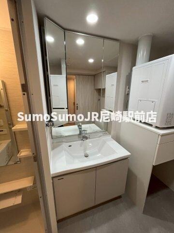 物件内観写真23　(独立洗面台で身支度をすべて済ませてしまいましょう)