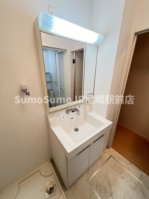 物件内観写真8　(朝の身支度には欠かせない独立洗面化粧台)