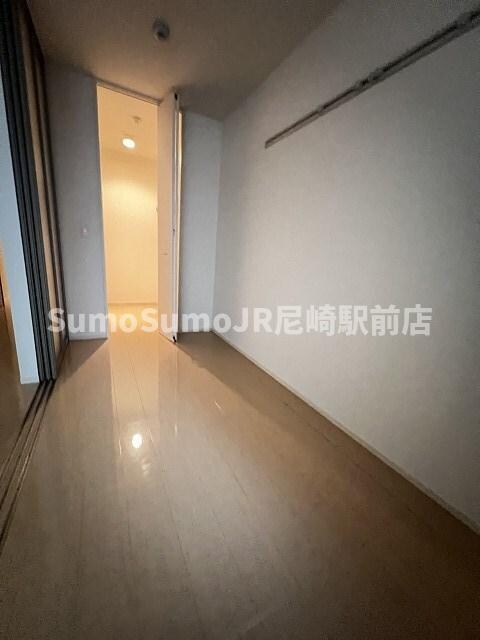 物件内観写真28　(こちらのリビングで趣味の時間をお楽しみください)